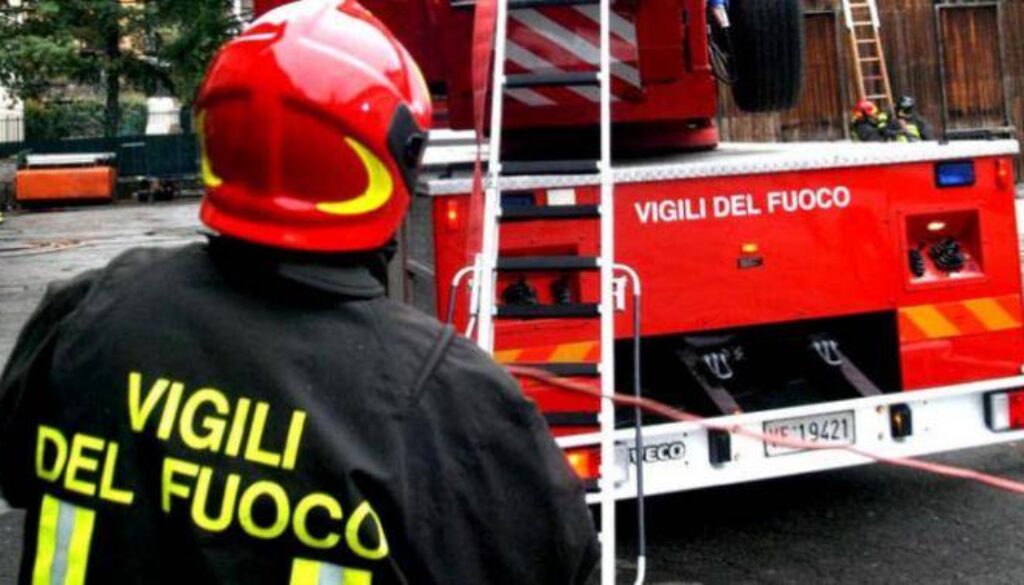 Fiamme in lavanderia industriale a Tor cervara