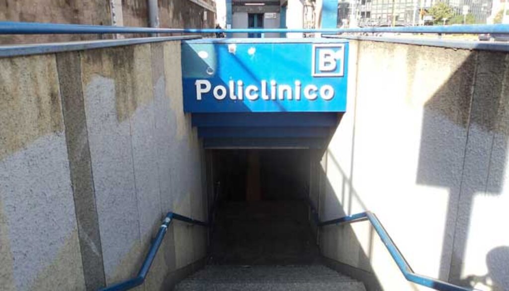 Lite per una sigaretta alla fermata Policlinico della Metro