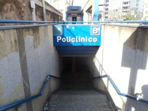 Lite per una sigaretta alla fermata Policlinico della Metro Lite per una sigaretta alla fermata Policlinico della Metro