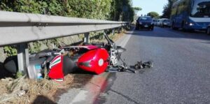 Moto si scontra con un'auto che fa inversione a Frattocchie