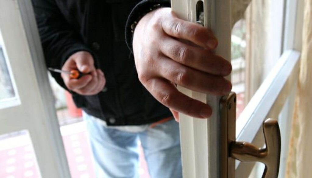 Rubano nella casa di una coppia a Porta Maggiore