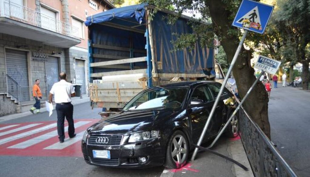 Si schianta contro una fermata del Cotral ad Albano