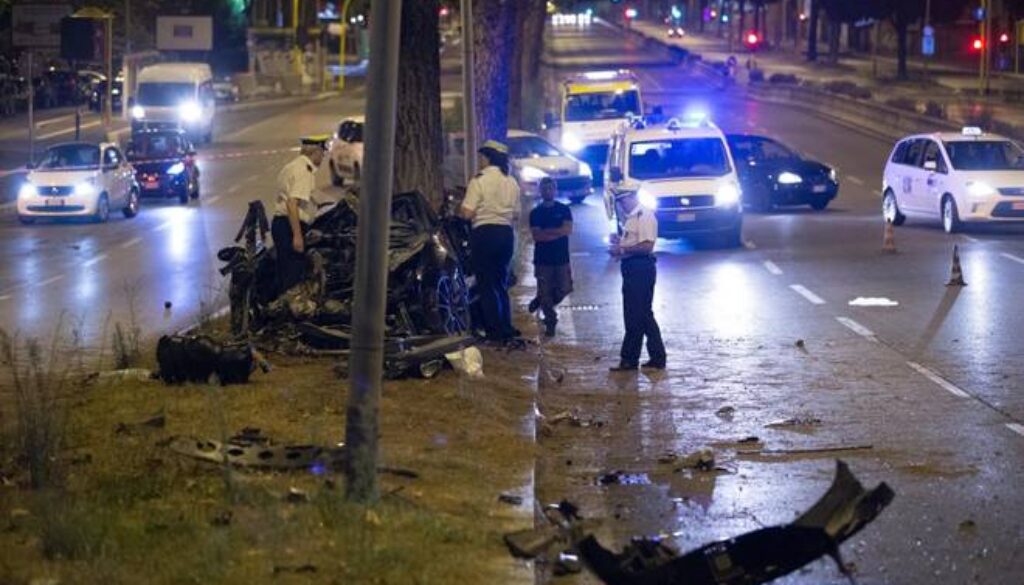 auto contro albero sulla Cristoforo Colombo in zona Ostiense