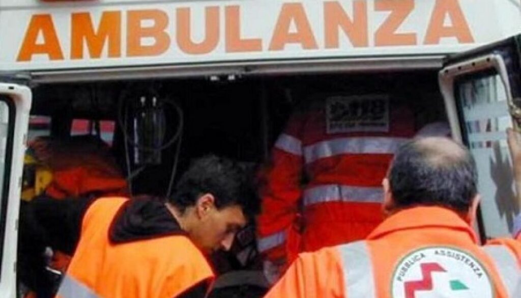 auto investe donna in zona Anagnina