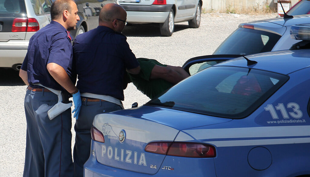 cerca di sottrarre la pistola a un poliziotto a Boccea
