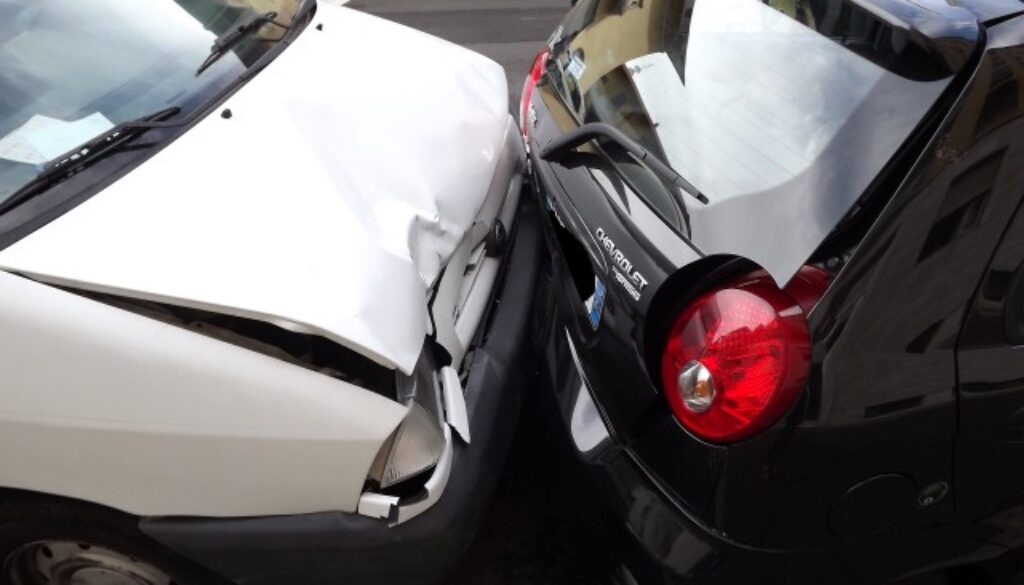 chi tampona le auto in fila può essere condannato a ripetere l'esame di guida
