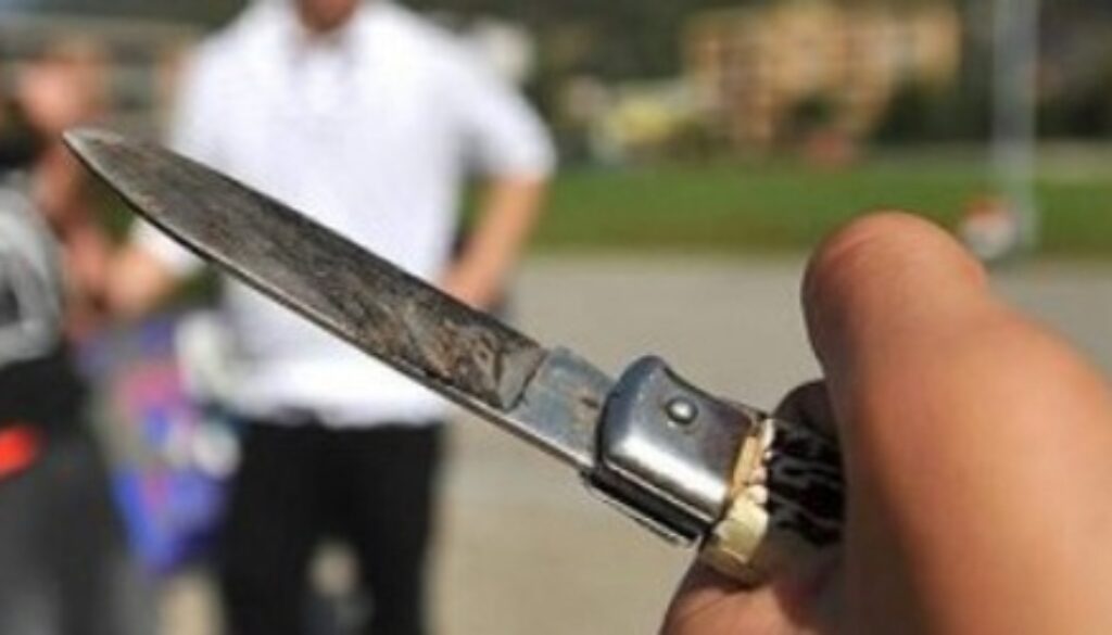 circondano un gruppo di amici e li minacciano con un coltello al Quadraro