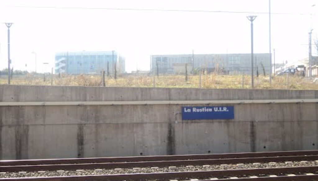 distrugge i vetri di due treni alla stazione La Rustica