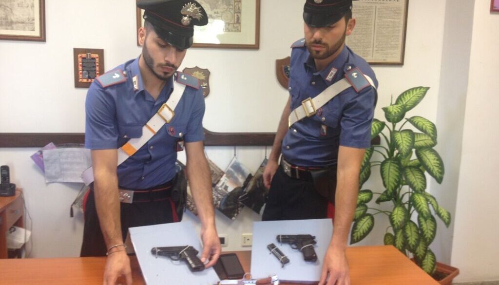 guidano un'auto a Giardinetti con due pistole cariche
