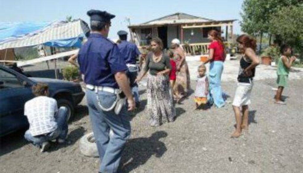 lite nel campo nomadi della Magliana