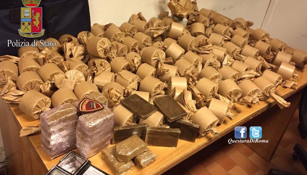 nascondeva droga e ordigni esplosivi in casa a Tor Bella Monaca