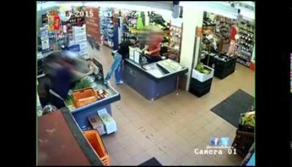 Rapinano due volte lo stesso supermercato a Mezzocammino, 2 arresti – VIDEO