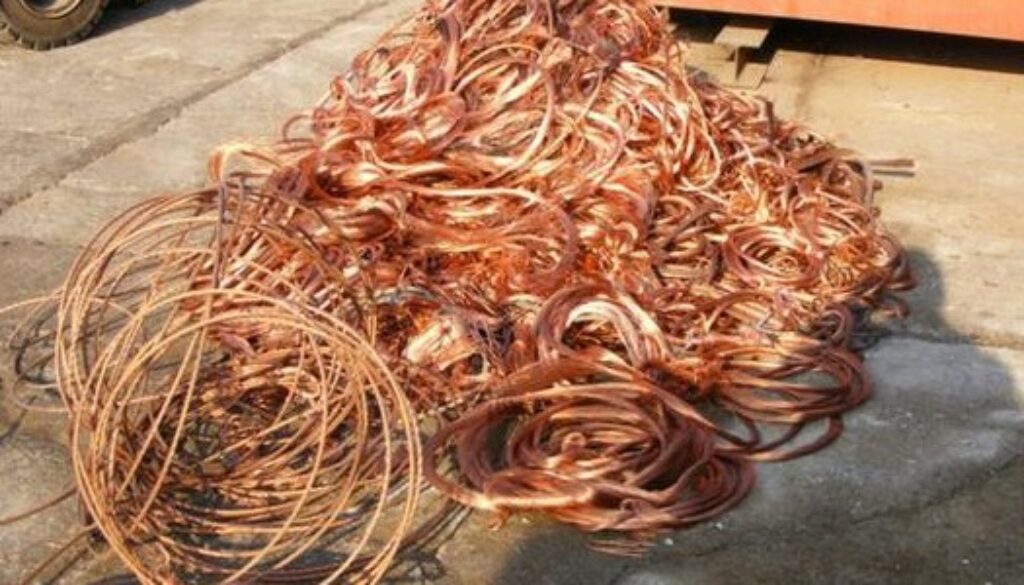 rubano 500 chili di rame da un palo della linea telefonica a Velletri