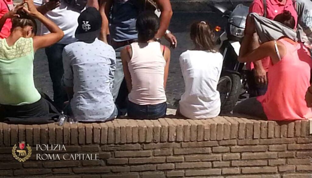 rubano il portafoglio a due turisti al Colosseo