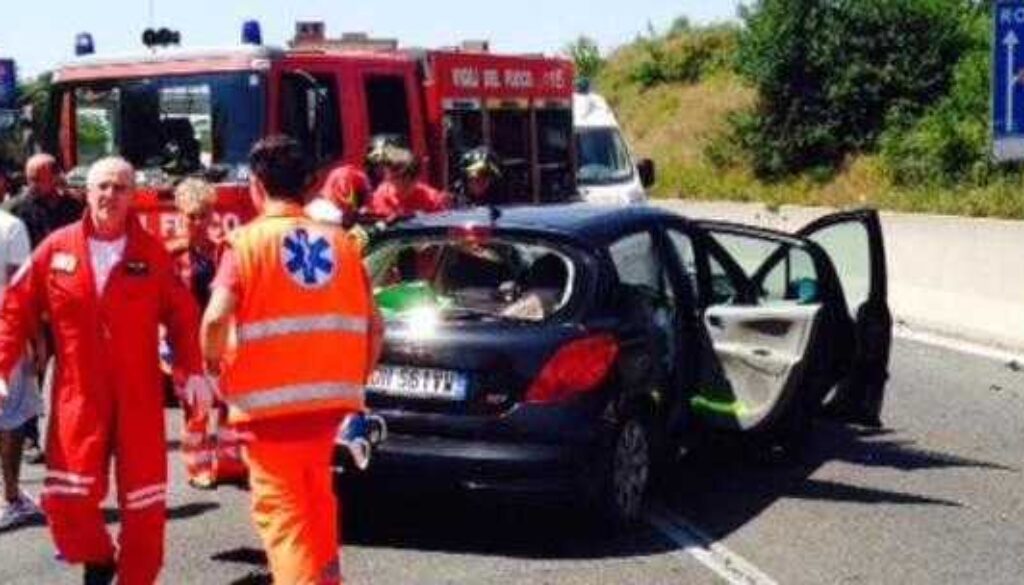 scontro fra tre auto sulla Pontina ad Ardea
