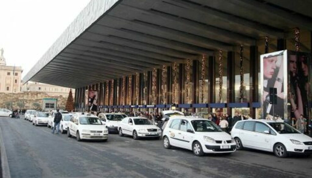 sgominata banda di tassisti abusivi a Termini