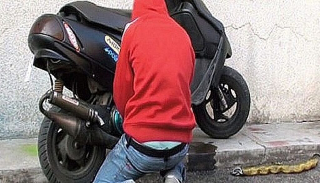 usa un furgone rubato per caricare motorini in zona Anagnina