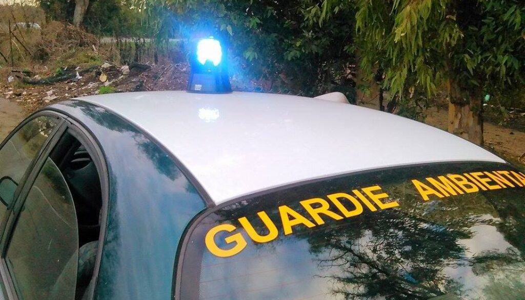 usavano un furgone senza assicurazione per scaricare rifiuti ad Ardea