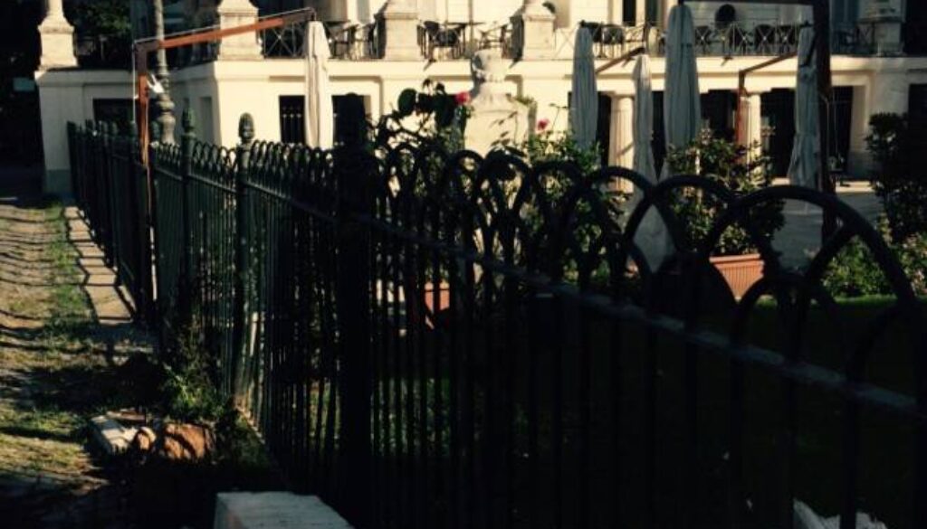 vandali in azione al Pincio