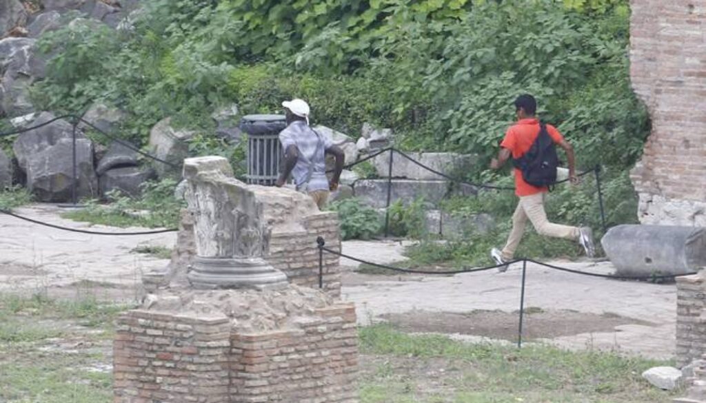 venditori abusivi inseguiti dalla Polizia nell'area archeologica del Foro Romano