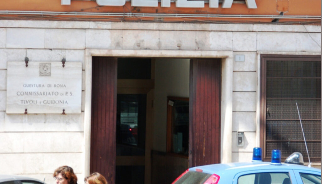 Aggrediva e minacciava i giovani nel centro di Tivoli