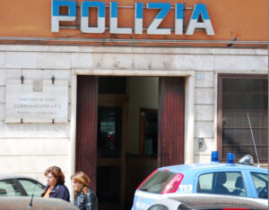 Aggrediva e minacciava i giovani nel centro di Tivoli