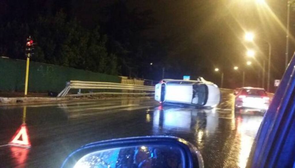 Auto si ribalta davanti al Palalottomatica Auto si ribalta davanti al Palalottomatica