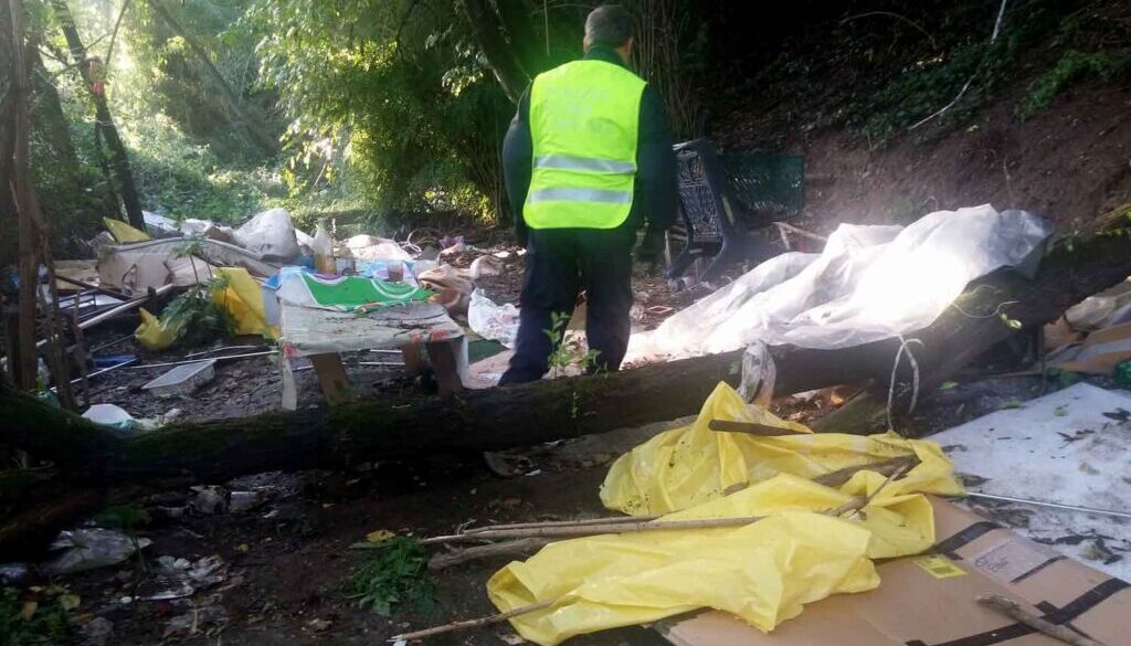 Baracche e rifiuti vicino alla circonvallazione Salaria