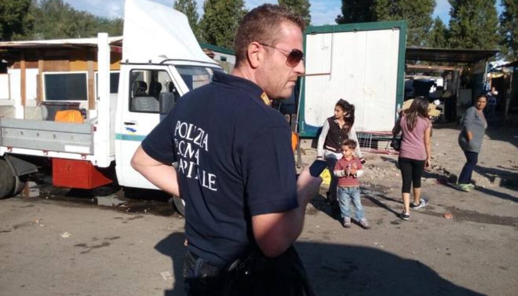 Blitz dei vigili nel campo rom di via Candoni