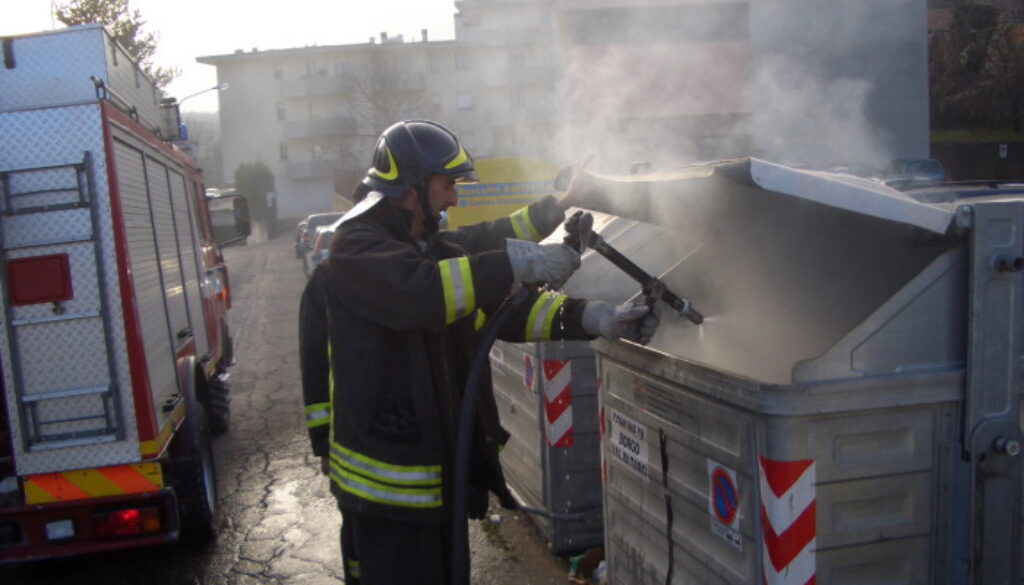 Brucia i rifiuti di alcuni cassonetti al Pigneto Brucia i rifiuti di alcuni cassonetti al Pigneto