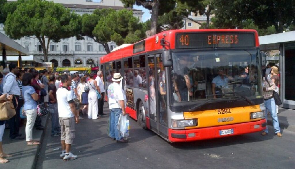 Bus in fiamme a Termini