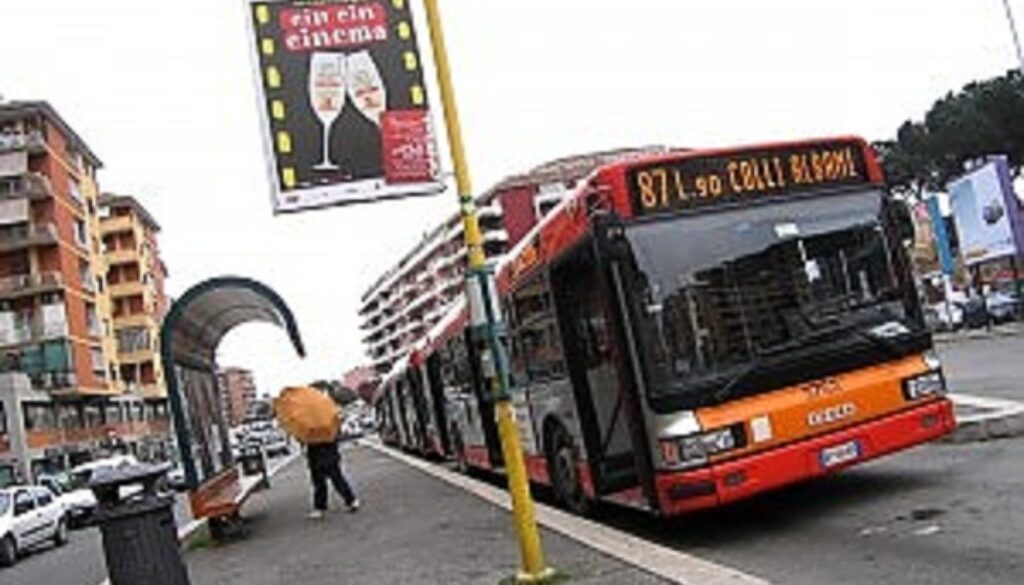 Bus sbanda e finisce su marciapiede a Colli Albani