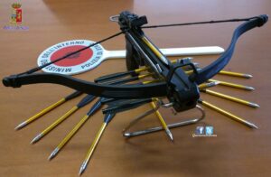 Cerca di vendicarsi del rivale in amore con una balestra a Primavalle Cerca di vendicarsi del rivale in amore con una balestra a Primavalle