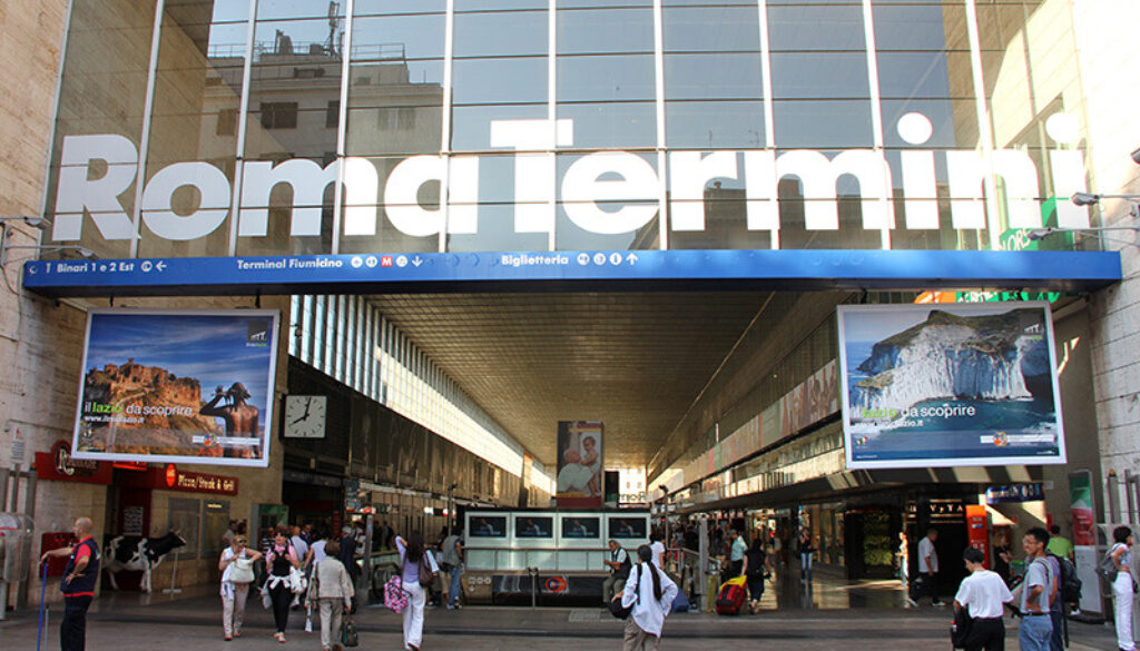 Derubava i passeggeri a Termini col trucco dell'abito macchiato