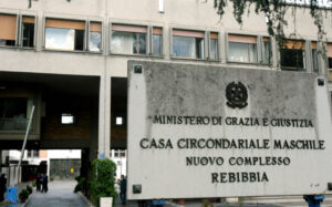 Detenuto aggredisce agenti e si taglia un orecchio a Rebibbia