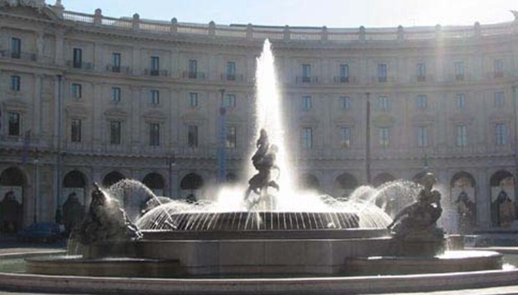 Fanno il bagno nudi nella fontana di piazza della Repubblica