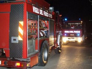 Incendio in un magazzino di prodotti cinesi a Guidonia