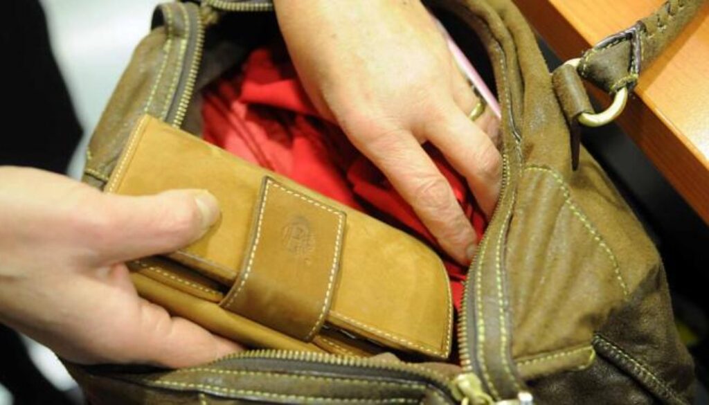 Insegue un ladro che l'aveva derubata sull'autobus al Casilino