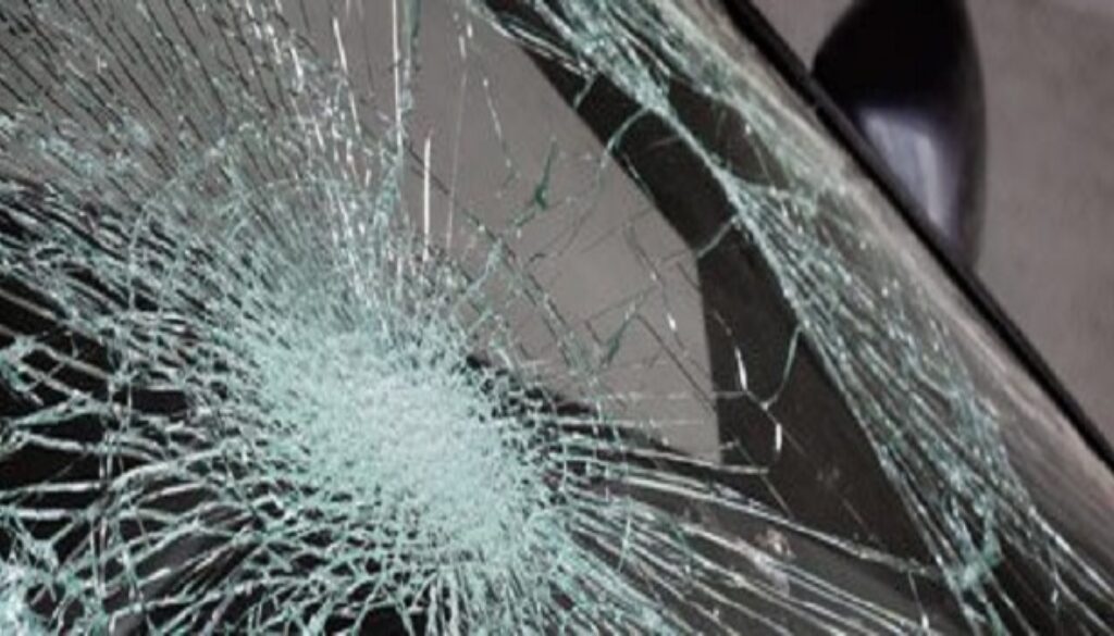 Lancia un sasso contro un'auto a via Fiorentini