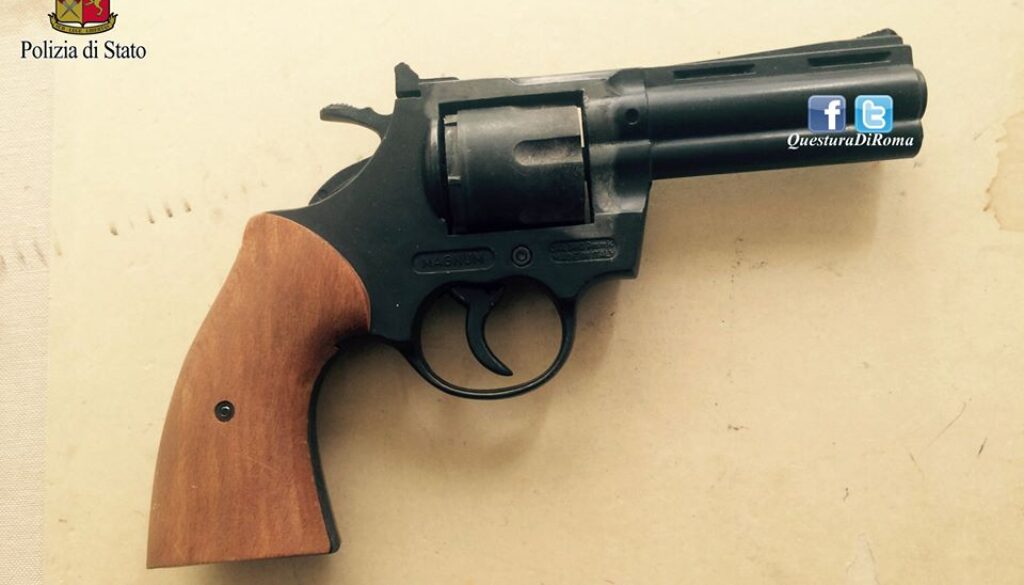 Minaccia una coppia con una pistola finta a Pietralata Minaccia una coppia con una pistola finta a Pietralata
