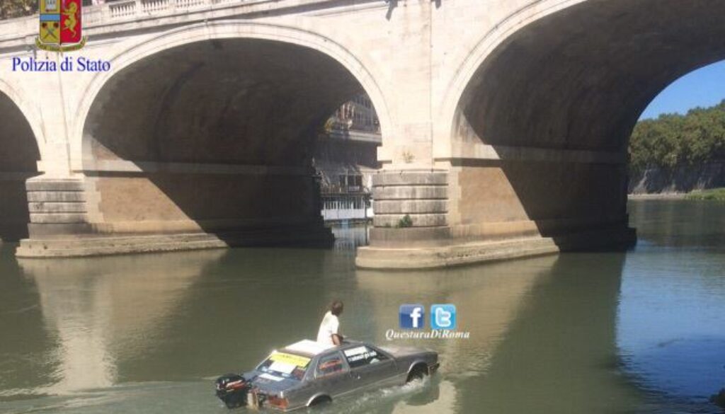 Naviga sul Tevere con la scocca di un'auto