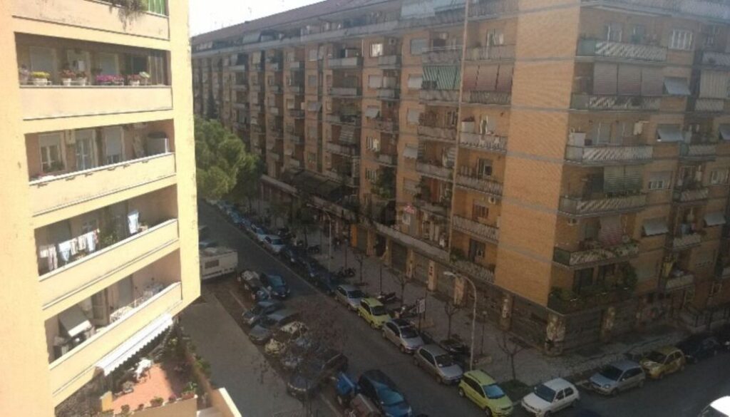Ossa umane in un cassonetto in zona Lucio Sestio