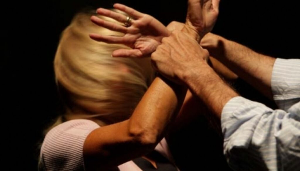 Picchia e minaccia di morte la compagna al Casilino