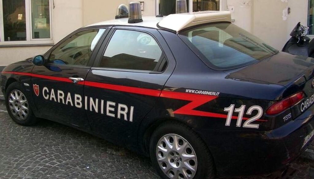 Picchia la compagna in auto al Prenestino