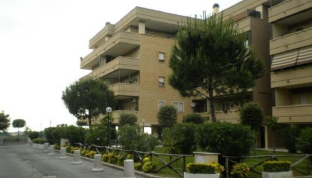 Quattro macchine incendiate in un garage a Ponte di Nona Quattro macchine incendiate in un garage a Ponte di Nona