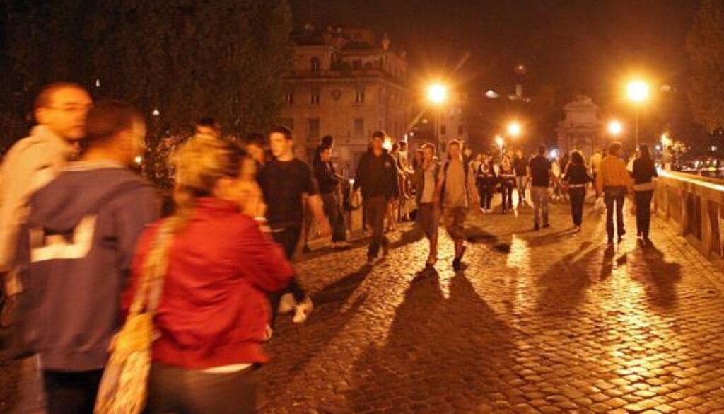 Rapinano e feriscono due giovani a Ponte Sisto