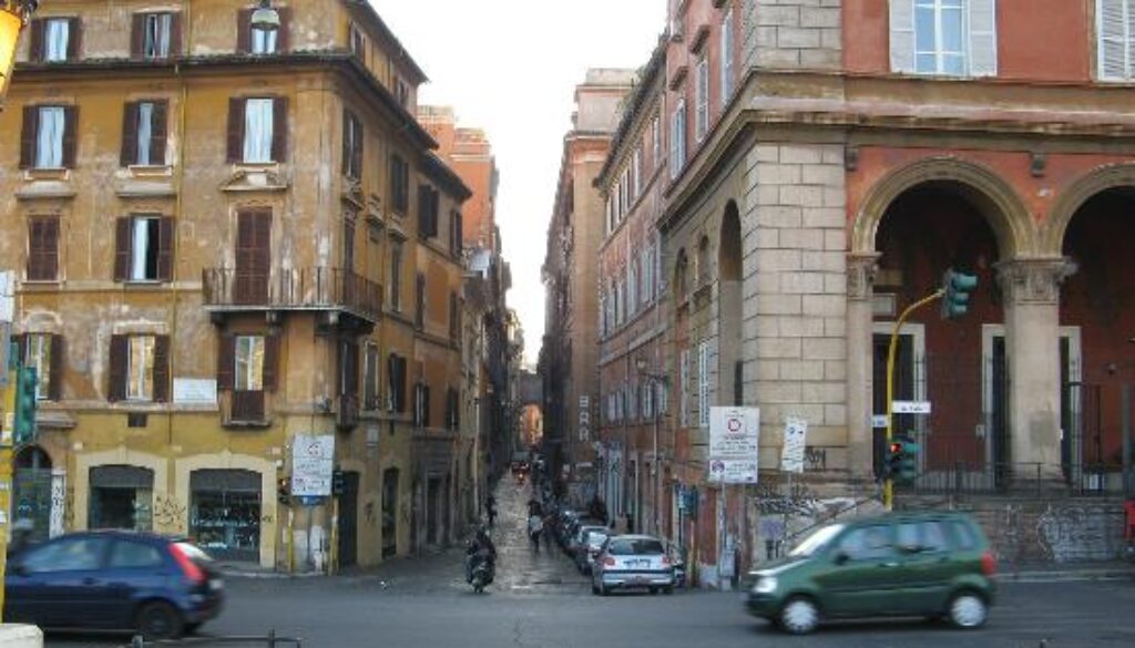 Rapinano un giovane vicino a Campo de' Fiori
