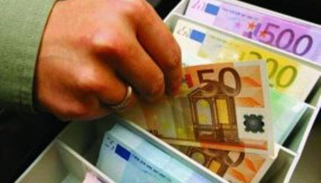 Ruba gli incassi del suo negozio alla Romanina e simula un furto