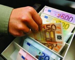 Ruba gli incassi del suo negozio alla Romanina e simula un furto Ruba gli incassi del suo negozio alla Romanina e simula un furto