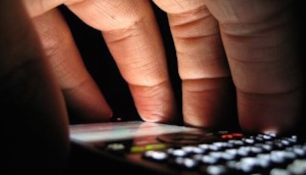 Ruba smartphone e chiede 500 euro in cambio a largo Preneste